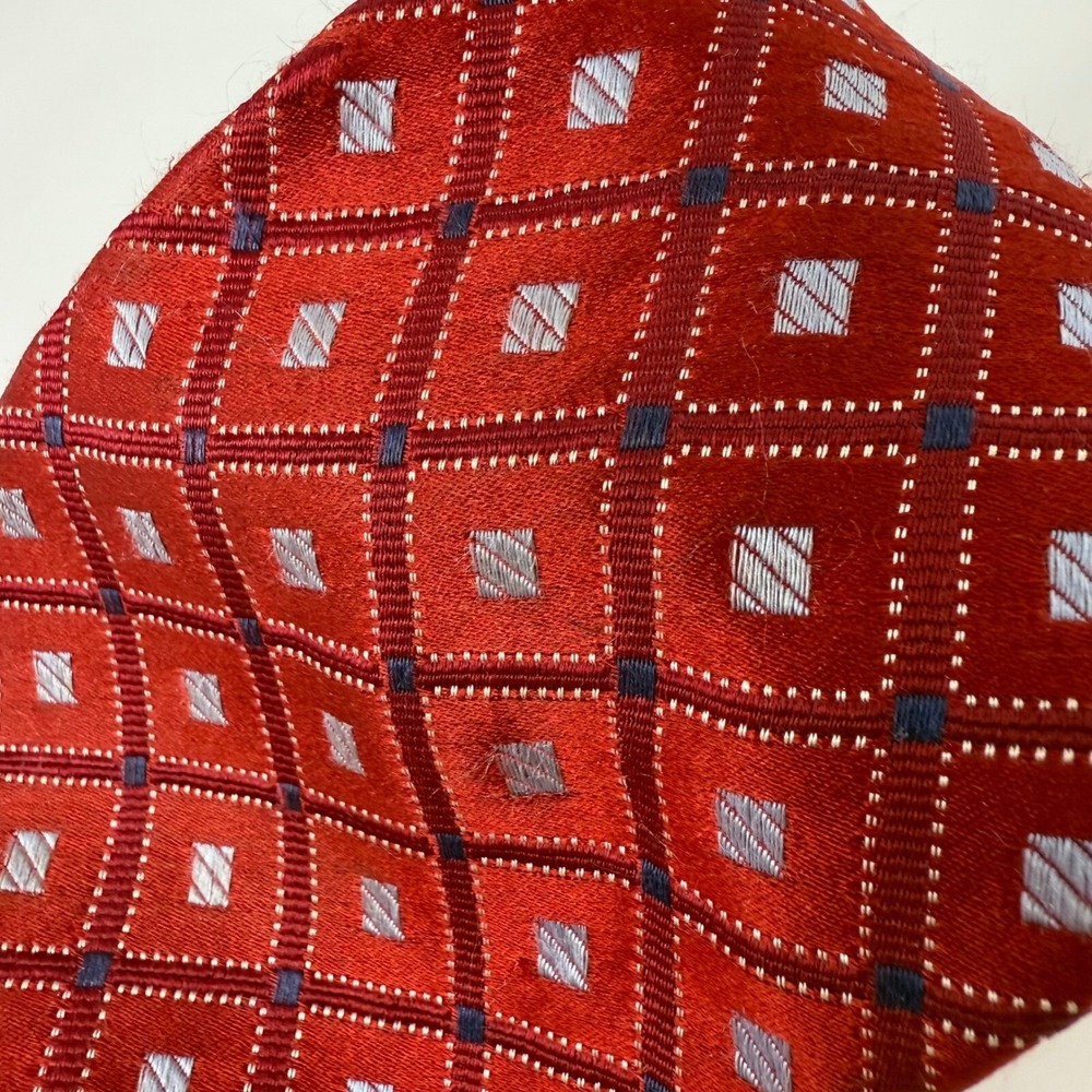 JONES NEW YORK MEN'S TIE RED with Blue Geometric Pattern Long 62"Silk READ‎